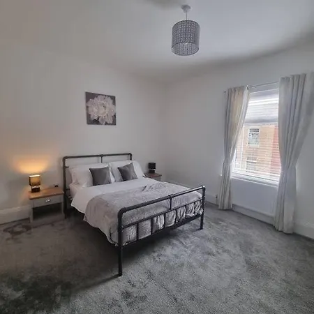 Highly Modern Home, 3 Bed, Close To The District Holiday home *