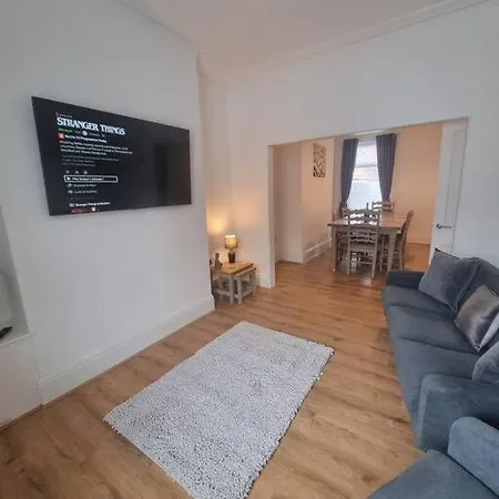 Highly Modern Home, 3 Bed, Close To The District