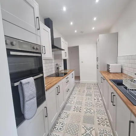Highly Modern Home, 3 Bed, Close To The District