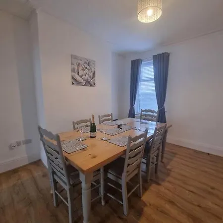 Vakantiehuis Highly Modern Home, 3 Bed, Close To The District *